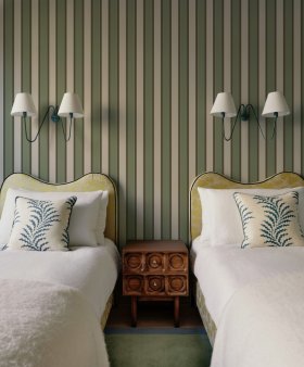 Camera da letto con carta da parati Colonna