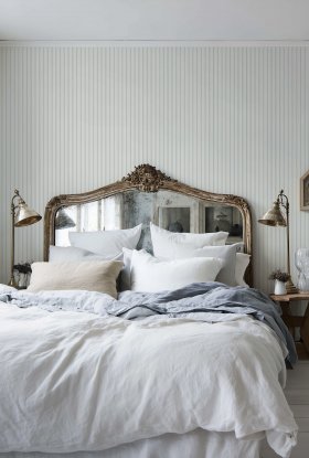 Camera da letto con carta da parati Delicata