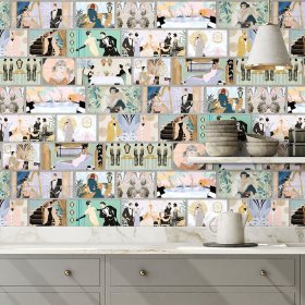 Foto ambientata in una cucina con carta da parati che rappresenta scenette ambientate negli anni 20
