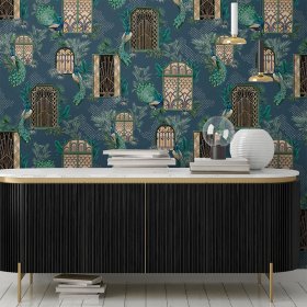 Carta da parati con finestre in stile art deco e pavoni ambientata in un salotto