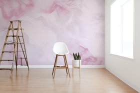 Una scala, una sedia e una pianta su sfondo di carta da parati con texture marmorea