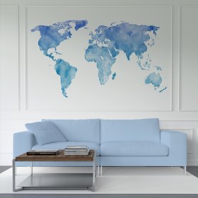 Salone con divano e tavolino su sfondo di carta da parati con la mappa dei continenti effetto acquer