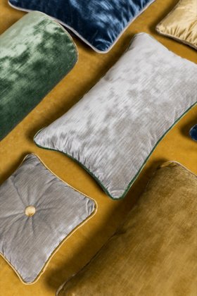 File di cuscini di diverse dimensioni, foto con taglio diagonale